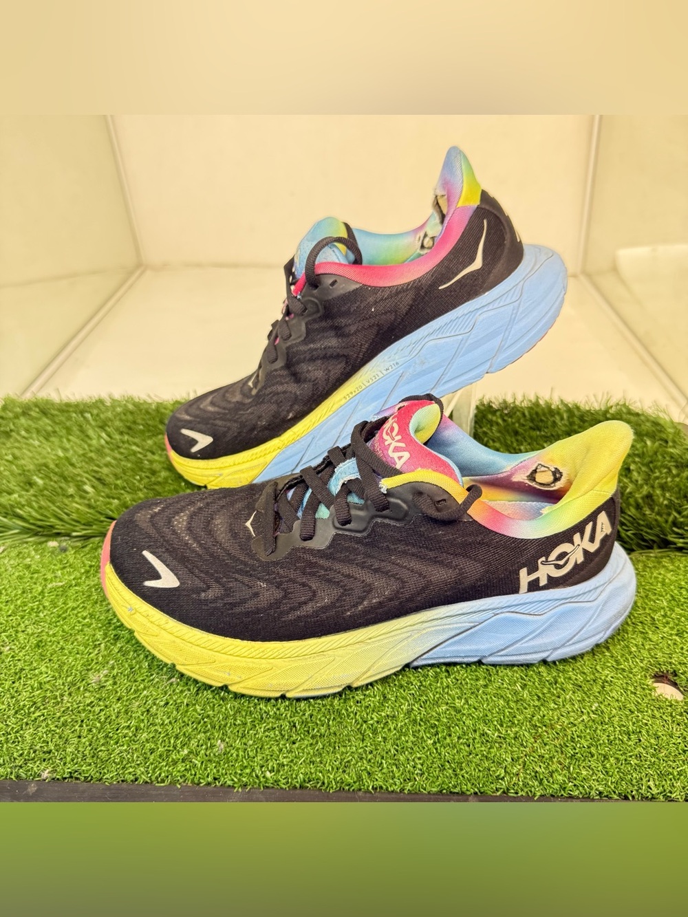 HOKA One One Arahi 6 Black Rainbow Athletic Running Shoes Sneakers Sz 5